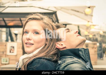 Liebespaar am Anfang einer Liebesgeschichte - Konzept des Glücks mit ektstatischen Gefühlen in einem ganz besonderen Moment des Lebensstils junger Menschen Stockfoto