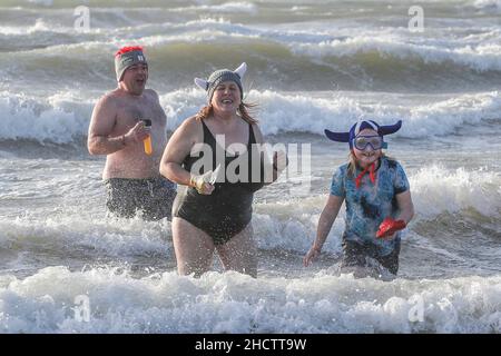 Irvine, Großbritannien. 1st Januar 2022. Mehr als 150 Schwimmer nahmen am Annual Loony Dook Swim vor dem Strand von Irvine bei Meerestemperaturen von weniger als 9C Teil. Viele der Schwimmer, die daran teilnahmen, sammeln Gelder für lokale und nationale Wohltätigkeitsorganisationen Kredit: Findlay/Alamy Live News Stockfoto