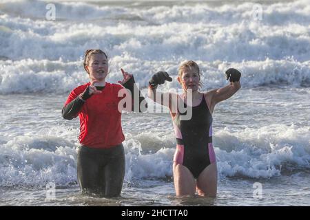 Irvine, Großbritannien. 1st Januar 2022. Mehr als 150 Schwimmer nahmen am Annual Loony Dook Swim vor dem Strand von Irvine bei Meerestemperaturen von weniger als 9C Teil. Viele der Schwimmer, die daran teilnahmen, sammeln Gelder für lokale und nationale Wohltätigkeitsorganisationen Kredit: Findlay/Alamy Live News Stockfoto