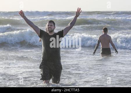 Irvine, Großbritannien. 1st Januar 2022. Mehr als 150 Schwimmer nahmen am Annual Loony Dook Swim vor dem Strand von Irvine bei Meerestemperaturen von weniger als 9C Teil. Viele der Schwimmer, die daran teilnahmen, sammeln Gelder für lokale und nationale Wohltätigkeitsorganisationen Kredit: Findlay/Alamy Live News Stockfoto