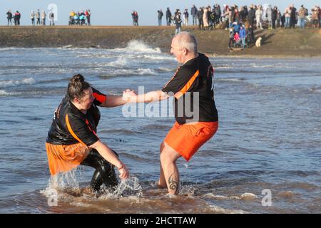 Irvine, Großbritannien. 1st Januar 2022. Mehr als 150 Schwimmer nahmen am Annual Loony Dook Swim vor dem Strand von Irvine bei Meerestemperaturen von weniger als 9C Teil. Viele der Schwimmer, die daran teilnahmen, sammeln Gelder für lokale und nationale Wohltätigkeitsorganisationen Kredit: Findlay/Alamy Live News Stockfoto