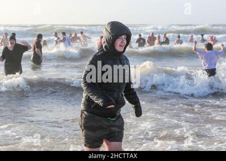 Irvine, Großbritannien. 1st Januar 2022. Mehr als 150 Schwimmer nahmen am Annual Loony Dook Swim vor dem Strand von Irvine bei Meerestemperaturen von weniger als 9C Teil. Viele der Schwimmer, die daran teilnahmen, sammeln Gelder für lokale und nationale Wohltätigkeitsorganisationen Kredit: Findlay/Alamy Live News Stockfoto