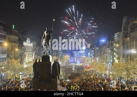 Prag, Tschechische Republik. 01st Januar 2022. Die Neujahrsfeiern in Prag, Tschechische Republik, 31. Dezember 2021. Quelle: VIT Simanek/CTK Photo/Alamy Live News Stockfoto