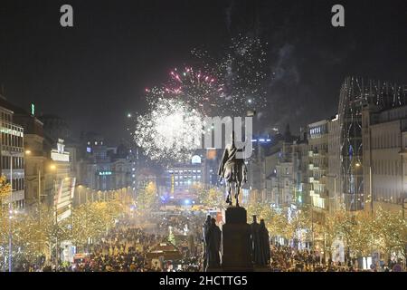 Prag, Tschechische Republik. 01st Januar 2022. Die Neujahrsfeiern in Prag, Tschechische Republik, 31. Dezember 2021. Quelle: VIT Simanek/CTK Photo/Alamy Live News Stockfoto