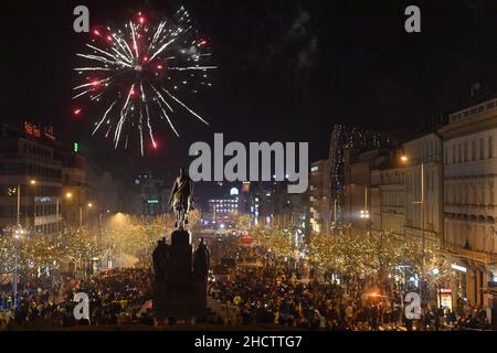 Prag, Tschechische Republik. 01st Januar 2022. Die Neujahrsfeiern in Prag, Tschechische Republik, 31. Dezember 2021. Quelle: VIT Simanek/CTK Photo/Alamy Live News Stockfoto