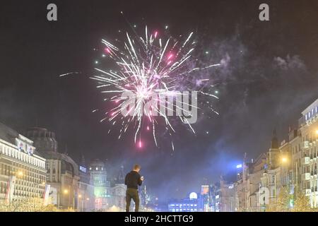 Prag, Tschechische Republik. 01st Januar 2022. Die Neujahrsfeiern in Prag, Tschechische Republik, 31. Dezember 2021. Quelle: VIT Simanek/CTK Photo/Alamy Live News Stockfoto
