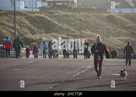 Sandylands Promenade, Heysham, Lancashire, Großbritannien. 1st Januar 2022. Am Neujahrstag wurden bei einem Spaziergang die Promenade von Morecambe entlang schwerere Fußstapfen an der Sandy Lands Promenade beobachtet A Heysham Credit: PN News/Alamy Live News Stockfoto