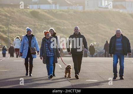 Sandylands Promenade, Heysham, Lancashire, Großbritannien. 1st Januar 2022. Am Neujahrstag wurden bei einem Spaziergang die Promenade von Morecambe entlang schwerere Fußstapfen an der Sandy Lands Promenade beobachtet A Heysham Credit: PN News/Alamy Live News Stockfoto