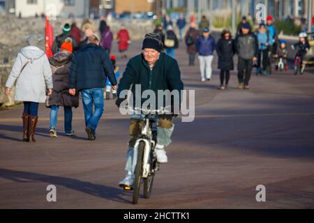 Sandylands Promenade, Heysham, Lancashire, Großbritannien. 1st Januar 2022. Am Neujahrstag wurden bei einem Spaziergang die Promenade von Morecambe entlang schwerere Fußstapfen an der Sandy Lands Promenade beobachtet A Heysham Credit: PN News/Alamy Live News Stockfoto