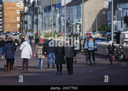 Sandylands Promenade, Heysham, Lancashire, Großbritannien. 1st Januar 2022. Am Neujahrstag wurden bei einem Spaziergang die Promenade von Morecambe entlang schwerere Fußstapfen an der Sandy Lands Promenade beobachtet A Heysham Credit: PN News/Alamy Live News Stockfoto