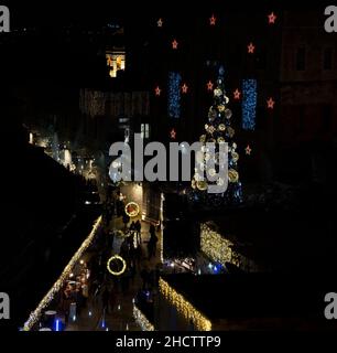 Jerusalem, Israel - 23rd. Dezember 2021: Eine Straße in der Altstadt von Jerusalem, Israel, geschmückt zu weihnachten. Stockfoto
