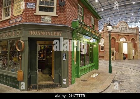 Geschäfte aus der viktorianischen Zeit, Milestones Museum of Living History, Leisure Park, Churchill Way West, Basingstoke, Hampshire, England, Großbritannien, Europa Stockfoto