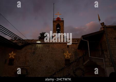 Mi'ilya, Israel - 25th. Dezember 2021: Die Kirche wurde zur abenddämmerung im arabisch-christlichen Dorf Mi'ilya, Israel, zu weihnachten geschmückt. Stockfoto