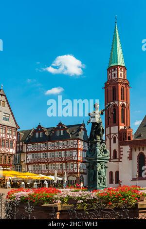 Altstadt von frankfurt romerberg mit Justitia-Statue, Deutschland Stockfoto