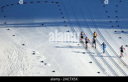Oberstdorf, Deutschland. 01st Januar 2022. Langlaufen/Langlaufen: WM, Tour de Ski, Qualifikation, Sprint-Klassiker, Herren. Langläufer im Finale auf der Piste. Quelle: Karl-Josef Hildenbrand/dpa/Alamy Live News Stockfoto