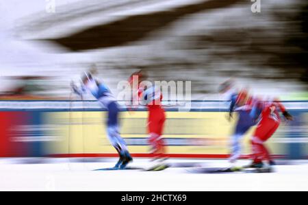Oberstdorf, Deutschland. 01st Januar 2022. Langlaufen/Langlaufen: WM, Tour de Ski, Qualifikation, Sprint-Klassiker, Damen. Läufer auf der Strecke (Langzeitbelichtung). Quelle: Karl-Josef Hildenbrand/dpa/Alamy Live News Stockfoto