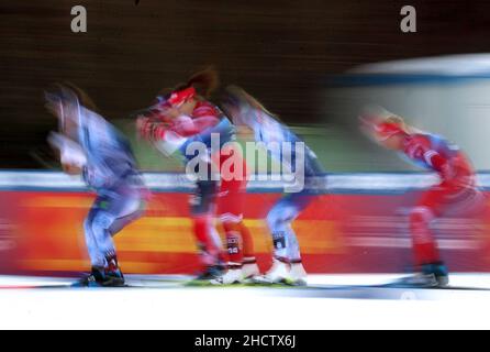 Oberstdorf, Deutschland. 01st Januar 2022. Langlaufen/Langlaufen: WM, Tour de Ski, Qualifikation, Sprint-Klassiker, Damen. Läufer auf der Strecke (Langzeitbelichtung). Quelle: Karl-Josef Hildenbrand/dpa/Alamy Live News Stockfoto