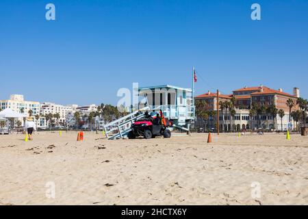 Rettungsschwimmerhütte mit Honda Quad-Rettungswagen am Santa Monica Beach. Kalifornien, Vereinigte Staaten von Amerika Stockfoto