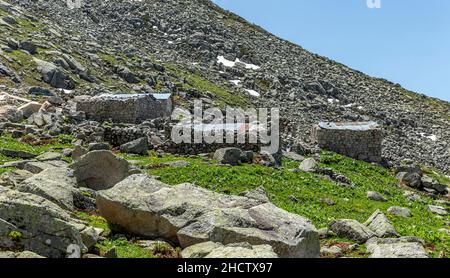 Steinhäuser in Altiparmak Mountains, Türkei Stockfoto