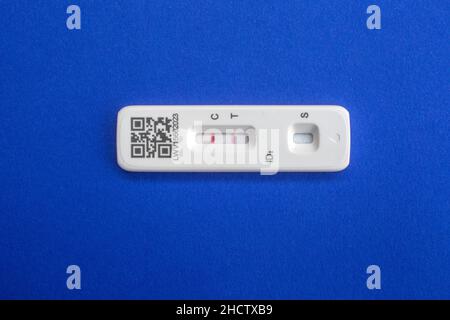 Schnelltests für Covid-19 / SARS-CoV-2-Infektionskonzept: Ein Schnellantigen-Testkit mit positivem Ergebnis (zwei Linien) Stockfoto