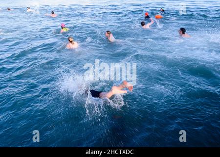 01/01/2022-Schwimmer schwimmen während des jährlichen Schwimmens mit kaltem Wasser am Neujahrstag in Strangford, Nordirland Stockfoto