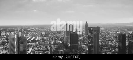 Frankfurt at Dusk in schwarz und weiß Stockfoto