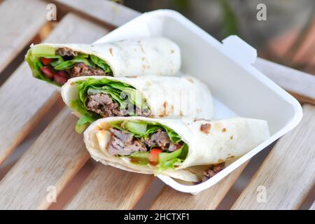 Kebab, Schweinebraten oder Taco- oder Gemüsebroll oder mexikanische Brötchen oder Rinderpackungen Stockfoto