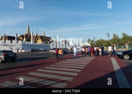 Bangkok, Thailand. 1st Januar 2022. Thailand - Menschen, Männer und Frauen, kommen heraus, um Verdienste zu verdienen. Am frühen Morgen des 01. Januar 2022, dem ersten Tag des neuen Jahres in Bangkok, verheißungsvoll zu sein. (Bild: © Teera Noisakran/Pacific Press via ZUMA Press Wire) Bild: ZUMA Press, Inc./Alamy Live News Stockfoto