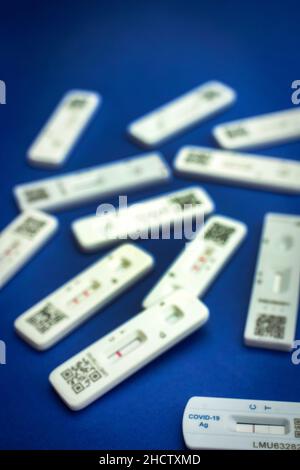 Schnelltests für das Covid-19/SARS-CoV-2-Infektionskonzept: Ein Schnellantigen-Testkit mit positivem Ergebnis (eine Zeile). Stockfoto