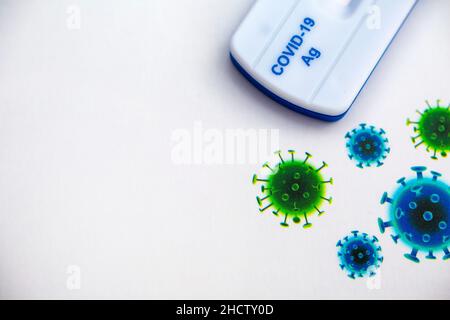 Schnelltests für Covid-19 / SARS-CoV-2 Infektionskonzept: Modelle eines Coronavirus mit Covid-19 Rapid Antigen Self-Testing Stockfoto