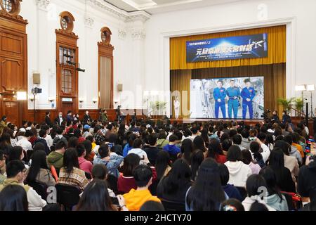 Peking, China. 01st Januar 2022. (220101) -- HONGKONG, 1. Januar 2022 (Xinhua) -- das Foto vom 1. Januar 2022 zeigt Studenten, die an einem Videogespräch mit den chinesischen Astronauten an Bord der Raumstation Tiangong im südchinesischen Hongkong teilnehmen. Drei chinesische Astronauten an Bord der Raumstation Tiangong hielten am Samstagnachmittag, dem ersten Tag des Jahres 2022, einen Videochat mit Jugendlichen in Peking, Hongkong und Macao ab. Das Trio-Team hatte den Live-Space-Earth-Talk mit rund 500 jungen Studenten an drei Veranstaltungsorten in Peking, der Sonderverwaltungsregion Hongkong und der Sonderverwaltungsregion Macao Stockfoto