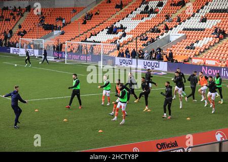 Blackpool, Großbritannien. 01st Januar 2022. Blackpool Spieler während der vor-Spiel Warmup in Blackpool, Vereinigtes Königreich am 1/1/2022. (Foto von Mark Cosgrove/News Images/Sipa USA) Quelle: SIPA USA/Alamy Live News Stockfoto