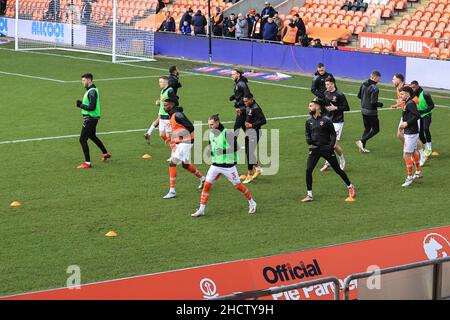 Blackpool, Großbritannien. 01st Januar 2022. Blackpool Spieler während der vor-Spiel Warmup in Blackpool, Vereinigtes Königreich am 1/1/2022. (Foto von Mark Cosgrove/News Images/Sipa USA) Quelle: SIPA USA/Alamy Live News Stockfoto