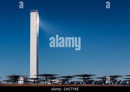 Sanlúcar la Mayor, Sevilla, Spanien. 7. Dezember 2021: Photovoltaik-Anlage für Solarthermie. Es wurde 1984 gegründet und ist immer noch eines von t Stockfoto