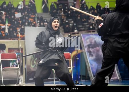 Teheran, Iran. 1st Januar 2022. Eine Frau zeigt ihre Kampfkunst während der Versammlung der Anhänger von Qasem Soleimani. Das ehemalige iranische Korps der Islamischen Revolutionsgarde (IRGC) Quds Force General Qasem Soleimani wurde bei einem amerikanischen Drohnenangriff auf dem Flughafen von Bagdad getötet. (Bild: © Sobhan Farajvan/Pacific Press via ZUMA Press Wire) Stockfoto