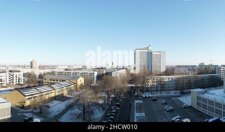 Blick aus einem Fenster eines Hauses auf den Stadtteil Altstadt in Magdeburg in Deutschland Stockfoto