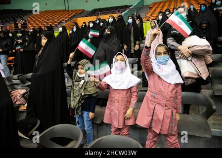 Teheran, Iran. 1st Januar 2022. Eine Gruppe junger Mädchen hält während der Versammlung der Anhänger von Qasem Soleimani die iranische Flagge. Das ehemalige iranische Korps der Islamischen Revolutionsgarde (IRGC) Quds Force General Qasem Soleimani wurde bei einem amerikanischen Drohnenangriff auf dem Flughafen von Bagdad getötet. (Bild: © Sobhan Farajvan/Pacific Press via ZUMA Press Wire) Stockfoto