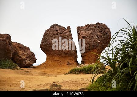 Blick auf alte Felsformationen im Yehliu Geological Park. Stockfoto