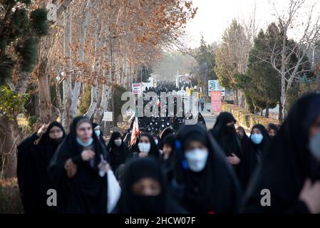 Teheran, Iran. 1st. Januar 2022. Die Versammlung der Anhänger von Qasem Soleimani. Das ehemalige iranische Korps der Islamischen Revolutionsgarde (IRGC) Quds Force General Qasem Soleimani wurde bei einem amerikanischen Drohnenangriff auf dem Flughafen von Bagdad getötet. (Bild: © Sobhan Farajvan/Pacific Press via ZUMA Press Wire) Stockfoto