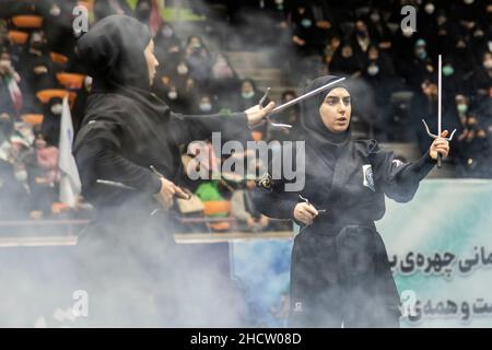 Teheran, Iran. 1st Januar 2022. Eine Frau zeigt ihre Kampfkunst während der Versammlung der Anhänger von Qasem Soleimani. Das ehemalige iranische Korps der Islamischen Revolutionsgarde (IRGC) Quds Force General Qasem Soleimani wurde bei einem amerikanischen Drohnenangriff auf dem Flughafen von Bagdad getötet. (Bild: © Sobhan Farajvan/Pacific Press via ZUMA Press Wire) Stockfoto