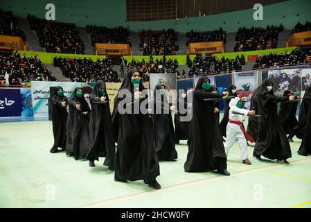 Teheran, Iran. 1st Januar 2022. Eine Gruppe von Frauen hält ihre Schlagstöcke in einer Show während der Versammlung der Anhänger von Qasem Soleimani. Das ehemalige iranische Korps der Islamischen Revolutionsgarde (IRGC) Quds Force General Qasem Soleimani wurde bei einem amerikanischen Drohnenangriff auf dem Flughafen von Bagdad getötet. (Bild: © Sobhan Farajvan/Pacific Press via ZUMA Press Wire) Stockfoto