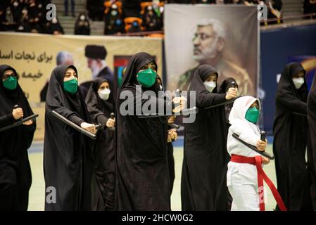 Teheran, Iran. 1st Januar 2022. Eine Gruppe von Frauen hält ihre Schlagstöcke in einer Show während der Versammlung der Anhänger von Qasem Soleimani. Das ehemalige iranische Korps der Islamischen Revolutionsgarde (IRGC) Quds Force General Qasem Soleimani wurde bei einem amerikanischen Drohnenangriff auf dem Flughafen von Bagdad getötet. (Bild: © Sobhan Farajvan/Pacific Press via ZUMA Press Wire) Stockfoto