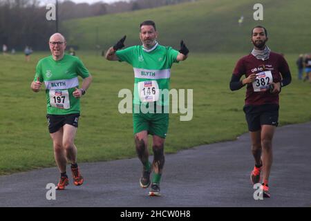 Newcastle, Großbritannien. 01. Januar 2022. Neujahrsresolution 10km-Lauf, zwei Runden in Newcastles Town Moor, Newcastle upon Tyne, Großbritannien, 1.. Januar 2022. Kredit: DEW/Alamy Live Nachrichten Stockfoto