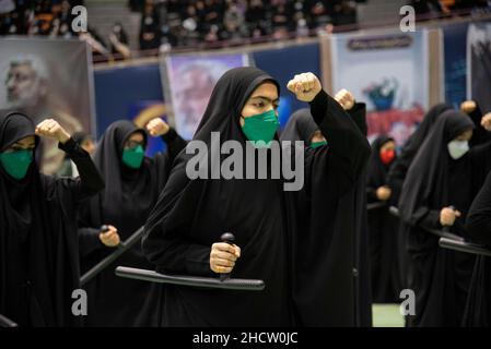 Teheran, Iran. 1st Januar 2022. Eine Gruppe von Frauen hält ihre Schlagstöcke in einer Show während der Versammlung der Anhänger von Qasem Soleimani. Das ehemalige iranische Korps der Islamischen Revolutionsgarde (IRGC) Quds Force General Qasem Soleimani wurde bei einem amerikanischen Drohnenangriff auf dem Flughafen von Bagdad getötet. (Bild: © Sobhan Farajvan/Pacific Press via ZUMA Press Wire) Stockfoto