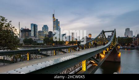 Frankfurt Skyline bei Sonnenuntergang Blick vom Eiserner Steg Stockfoto