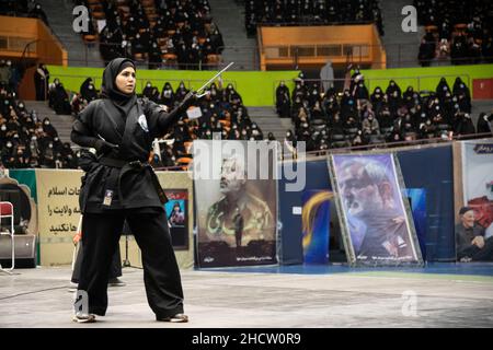 Teheran, Iran. 1st Januar 2022. Eine Frau zeigt ihre Kampfkunst während der Versammlung der Anhänger von Qasem Soleimani. Das ehemalige iranische Korps der Islamischen Revolutionsgarde (IRGC) Quds Force General Qasem Soleimani wurde bei einem amerikanischen Drohnenangriff auf dem Flughafen von Bagdad getötet. (Bild: © Sobhan Farajvan/Pacific Press via ZUMA Press Wire) Stockfoto