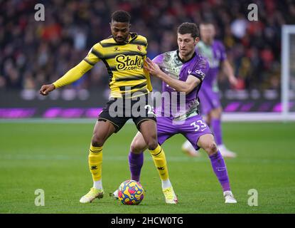 Watfords Emmanuel Dennis und Tottenham Hotspur's Ben Davies (rechts) kämpfen während des Premier League-Spiels in der Vicarage Road, Watford, um den Ball. Bilddatum: Samstag, 1. Januar 2022. Stockfoto