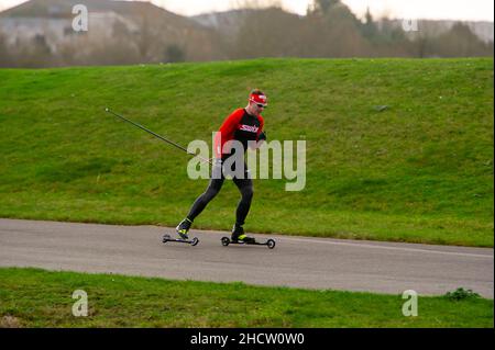 Dorney, Buckinghamshire, Großbritannien. 1st. Januar 2022. Es war ein sehr milder Start in das Jahr 2022 heute am Neujahrstag, als die Temperaturen wieder 15 Grad erreichten. Als die Menschen ihre Neujahrsvorsätze begannen, gingen sie spazieren, radeln, joggen und Rollen um Dorney Lake herum. Dorney Lake wurde berühmt, als es das Rudern für die Olympischen Spiele 2012 in London ausrichtete. Quelle: Maureen McLean/Alamy Live News Stockfoto