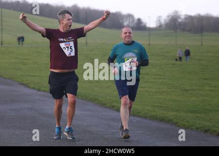 Newcastle, Großbritannien. 01. Januar 2022. Neujahrsresolution 10km-Lauf, zwei Runden in Newcastles Town Moor, Newcastle upon Tyne, Großbritannien, 1.. Januar 2022. Kredit: DEW/Alamy Live Nachrichten Stockfoto