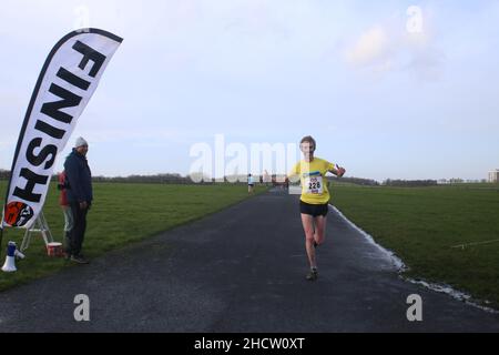 Newcastle, Großbritannien. 01. Januar 2022. Neujahrsresolution 10km-Lauf, zwei Runden in Newcastles Town Moor, Newcastle upon Tyne, Großbritannien, 1.. Januar 2022. Kredit: DEW/Alamy Live Nachrichten Stockfoto